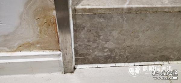 圖一 衛(wèi)生間出現(xiàn)滲水情況的墻面。供圖