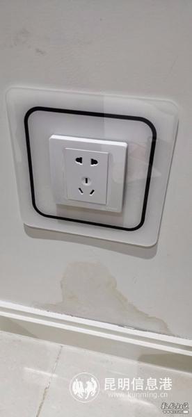 圖二 衛(wèi)生間斜對面的墻面，插座處附近出現(xiàn)明顯水痕。供圖