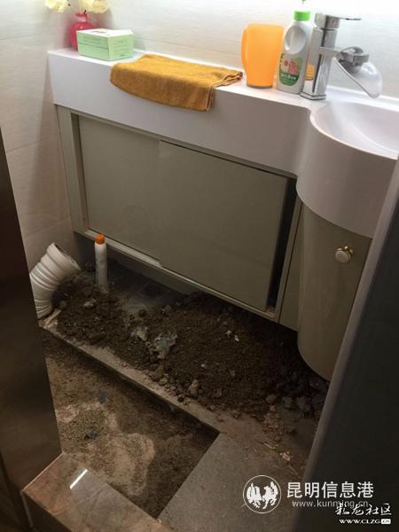 圖三 2019年10月余女士家衛(wèi)生間進(jìn)行防水修護(hù)。供圖