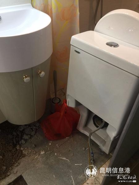 圖四 2019年10月余女士家衛(wèi)生間的馬桶進(jìn)行防水修護(hù)。供圖