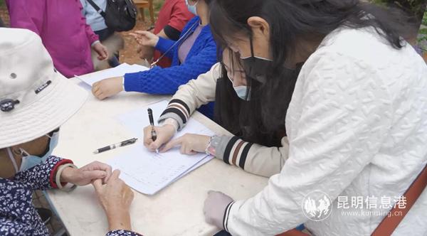 工作人員登信息 記者王竣彥攝 工作人員登信息 記者王竣彥攝