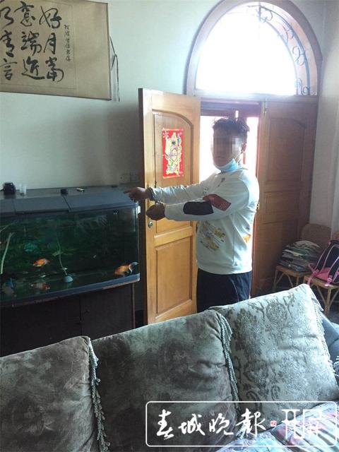 乘機(jī)溜進(jìn)別墅順走一塊勞力士 (1).jpg