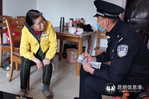 民警入戶工作照