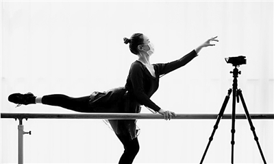 舞蹈老師正在進(jìn)行“云端授課”。圖片為云上藝術(shù)課視頻截圖