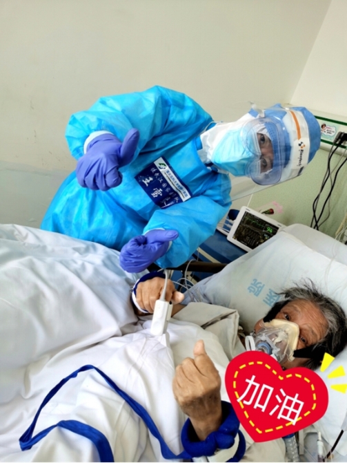 王雪琴與患者在一起 重慶醫(yī)科大學(xué)供圖 華龍網(wǎng)發(fā) 王雪琴與患者在一起 重慶醫(yī)科大學(xué)供圖 華龍網(wǎng)發(fā)