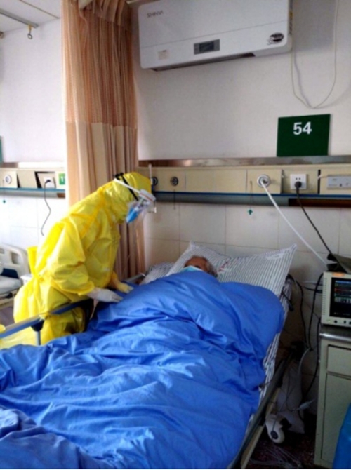 陳春艷在觀察患者 重慶醫(yī)科大學(xué)供圖 華龍網(wǎng)發(fā) 陳春艷在觀察患者 重慶醫(yī)科大學(xué)供圖 華龍網(wǎng)發(fā)