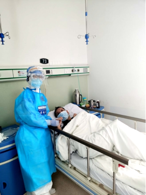 黃秋霞握緊了病人的手 重慶醫(yī)科大學(xué)供圖 華龍網(wǎng)發(fā) 黃秋霞握緊了病人的手 重慶醫(yī)科大學(xué)供圖 華龍網(wǎng)發(fā)