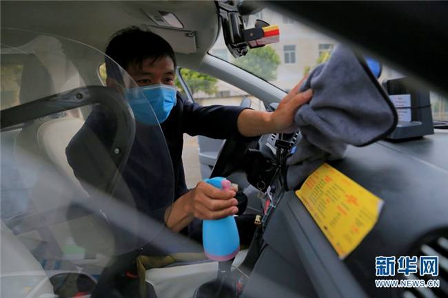 出租車司機楊關友。（新華網(wǎng) 丁凝 攝）