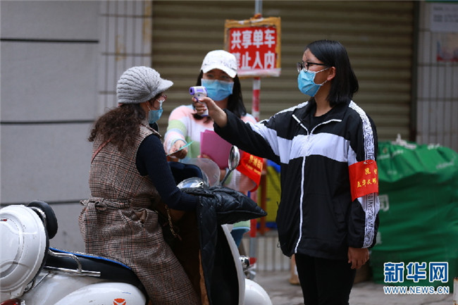 “五華區(qū)社區(qū)治理疫情防控青年突擊隊”隊員張婕。（新華網(wǎng) 趙普凡 攝）