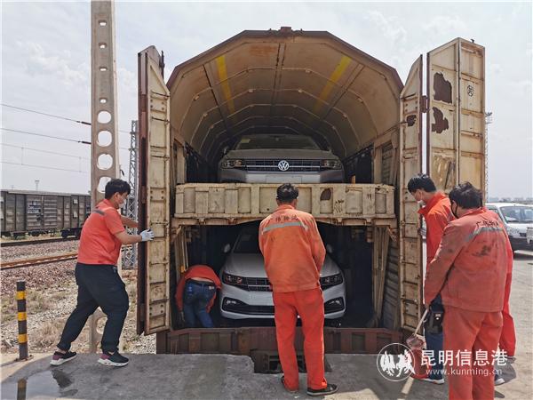 “鐵巨龍”甘當(dāng)“車保姆” 助力車企復(fù)工復(fù)產(chǎn)。通訊員常婧 供圖4