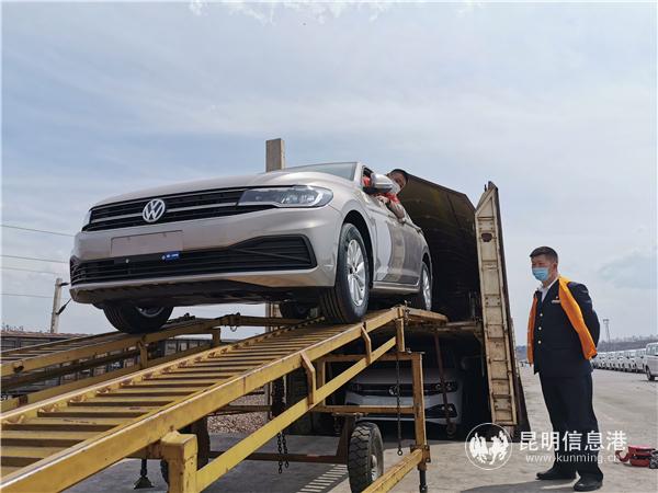 “鐵巨龍”甘當(dāng)“車保姆” 助力車企復(fù)工復(fù)產(chǎn)。通訊員常婧 供圖