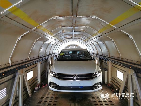 “鐵巨龍”甘當(dāng)“車保姆” 助力車企復(fù)工復(fù)產(chǎn)。通訊員常婧 供圖1