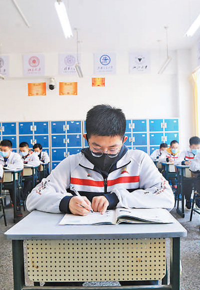 　25日，山西大學附屬中學12個班級611名高三同學分時段回校報到，圖為學生在教室認真學習。本報記者 周亞軍攝