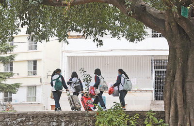 23日，云南大理州漾濞縣全縣學校陸續(xù)錯時錯峰開學。圖為漾濞一中初中部學生回校。常世偉攝