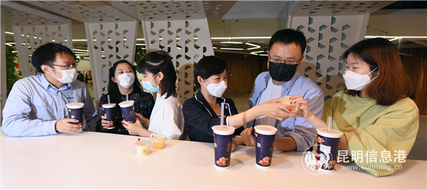 工作間隙，一杯奶茶最解壓