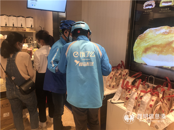 奶茶訂單暴增，快遞員忙著送貨