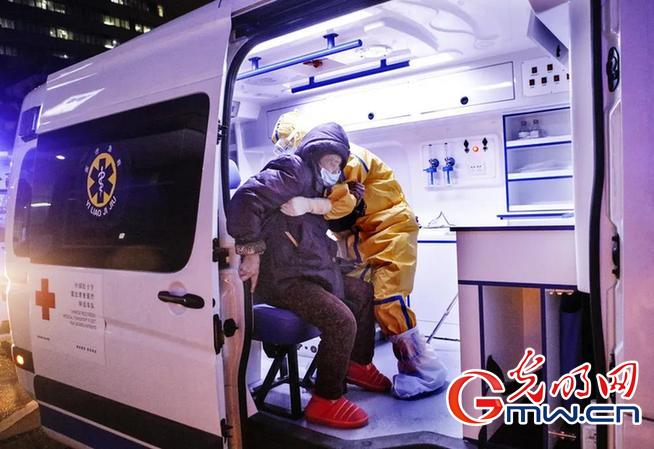 “疫”線(xiàn)90后救護(hù)轉(zhuǎn)運(yùn)隊(duì)：做生命的擺渡人