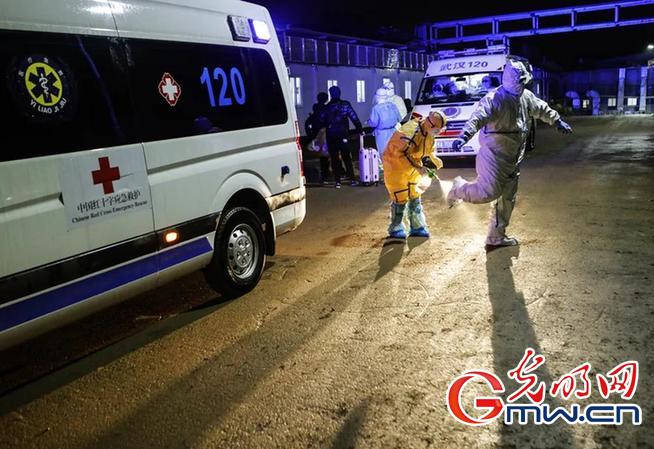 “疫”線(xiàn)90后救護(hù)轉(zhuǎn)運(yùn)隊(duì)：做生命的擺渡人