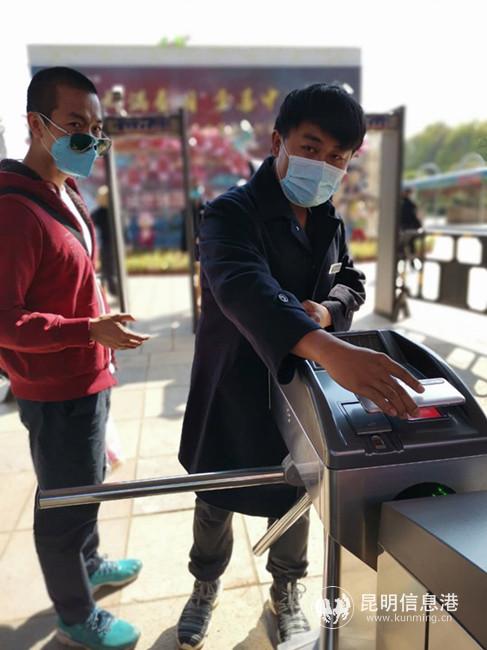 游客用手機(jī)識(shí)別電子票