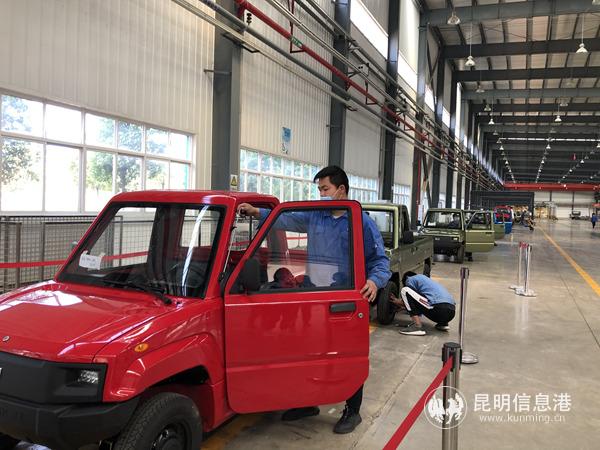 昆客公司即將下線的電動(dòng)皮卡車。