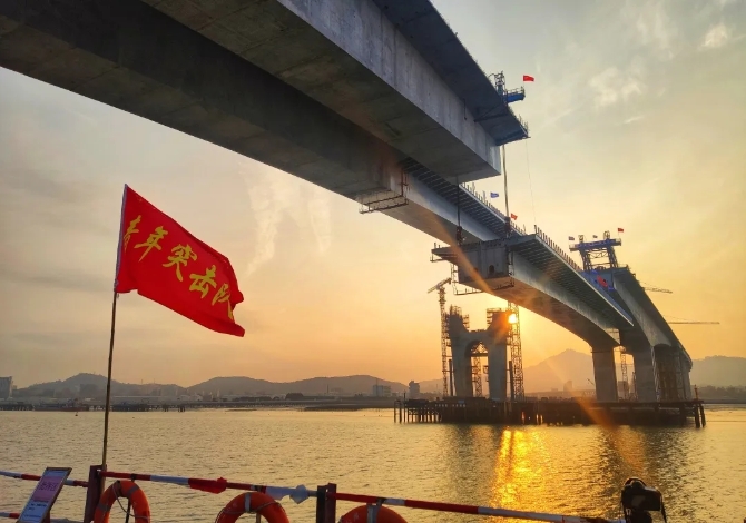3月26日，福建泉廈漳城市聯(lián)盟路泉州段跨海大橋主橋右幅鋼箱梁吊裝完成，順利實(shí)現(xiàn)合龍。為確保工程質(zhì)量，項(xiàng)目各建設(shè)環(huán)節(jié)堅決落實(shí)防疫要求，堅持高質(zhì)量、高標(biāo)準(zhǔn)，針對大橋建設(shè)難題開展專項(xiàng)科技攻關(guān)。通訊員 梁宏順 供圖.webp