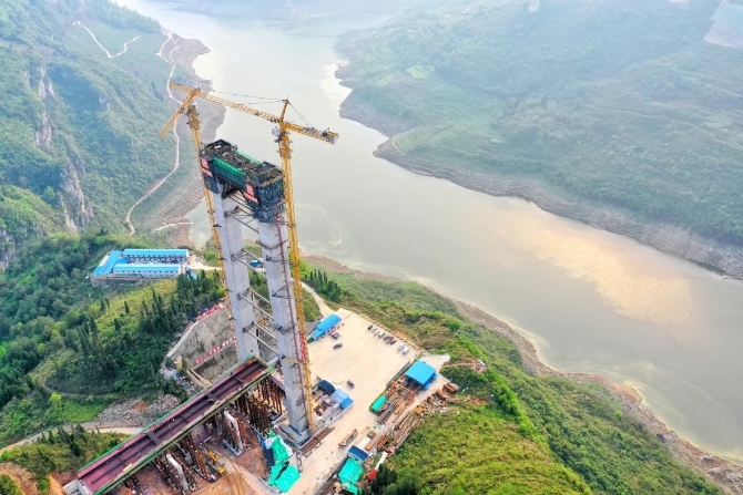 3月27日，中鐵廣州工程局集團(tuán)有限公司承建的貴州甕（安）開（陽）高速公路開州湖大橋3號主塔封頂。王祥 供圖.webp