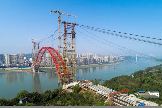 近日，四川省瀘州市合江縣“渡改橋”項(xiàng)目合江長江大橋全面復(fù)工，上百名施工人員正在進(jìn)行主橋上部結(jié)構(gòu)施工。合江長江大橋長1420米，主體工程計劃于今年年底竣工。屆時，該橋?qū)⑦B接起合江縣城長江南北兩岸6個鄉(xiāng)鎮(zhèn)近30萬群眾。牟科 供圖.webp