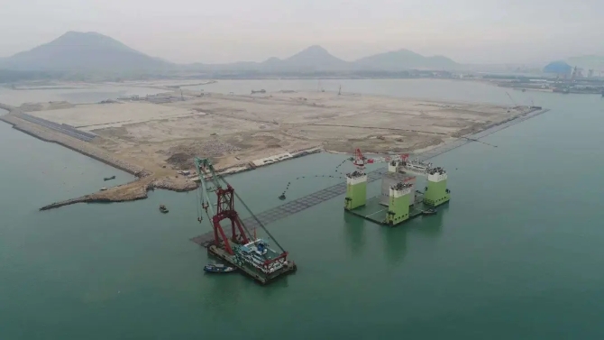 日前，福建廈門港古雷北1號、2號泊位工程第85件沉箱安裝完成。該項(xiàng)目年設(shè)計通過能力335萬噸，是福建省品質(zhì)工程示范項(xiàng)目。項(xiàng)目部堅持疫情防控和復(fù)工復(fù)產(chǎn)兩手抓，關(guān)鍵崗位職工提前返崗，順利完成所有沉箱的預(yù)制、安裝任務(wù)。通訊員 劉艷如 供圖.webp