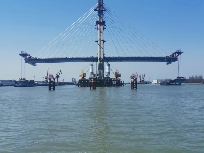 為確保疫情期間上海市重大工程昆陽路越江工程（閔浦三橋）順利復(fù)工復(fù)產(chǎn)，閔行海事局于3月16日啟動黃浦江施工水域雙向封航管控工作。圖為閔浦三橋施工現(xiàn)場。姜銳 盧娟 供圖.webp