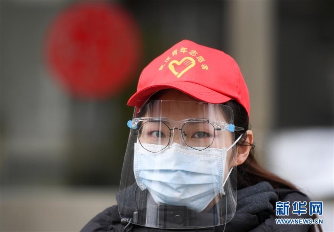 （習近平致敬的戰(zhàn)“疫”英雄·志愿者篇·圖文互動）（4）他們，微光成炬照征程