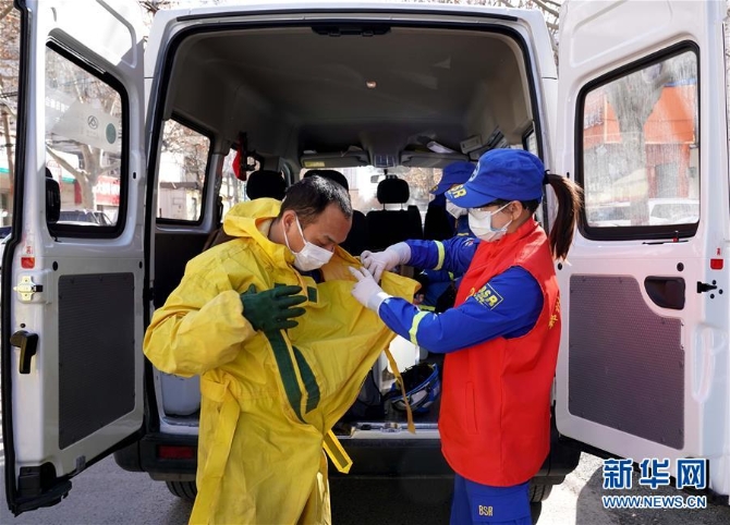 （習近平致敬的戰(zhàn)“疫”英雄·志愿者篇·圖文互動）（3）他們，微光成炬照征程