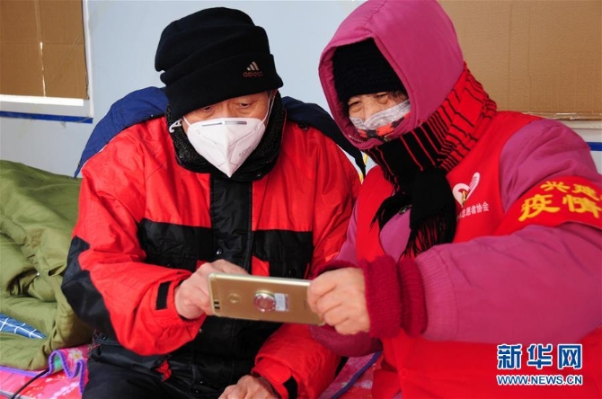 （習近平致敬的戰(zhàn)“疫”英雄·志愿者篇·圖文互動）（9）他們，微光成炬照征程