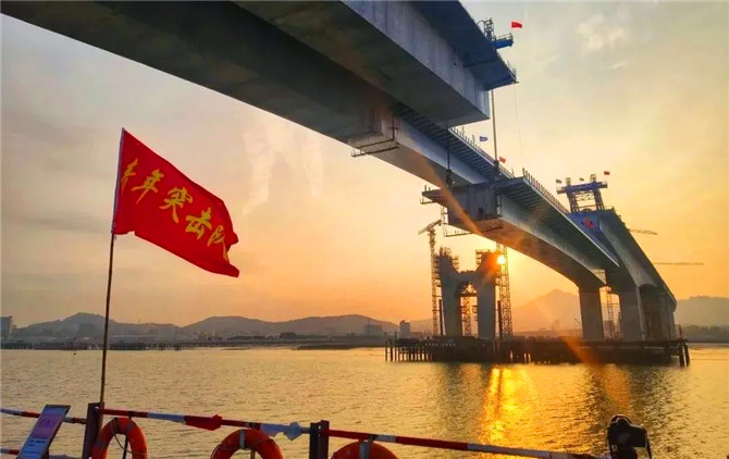 福建泉廈漳城市聯(lián)盟路泉州段跨海大橋主橋右幅鋼箱梁吊裝完成。