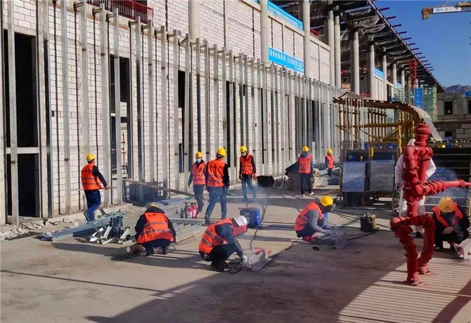 拉薩貢嘎國(guó)際機(jī)場(chǎng)航站區(qū)改擴(kuò)建工程現(xiàn)場(chǎng)。