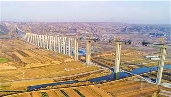 連日來(lái)，310國(guó)道南移新建工程的靈寶弘農(nóng)澗河大橋正在緊張施工。