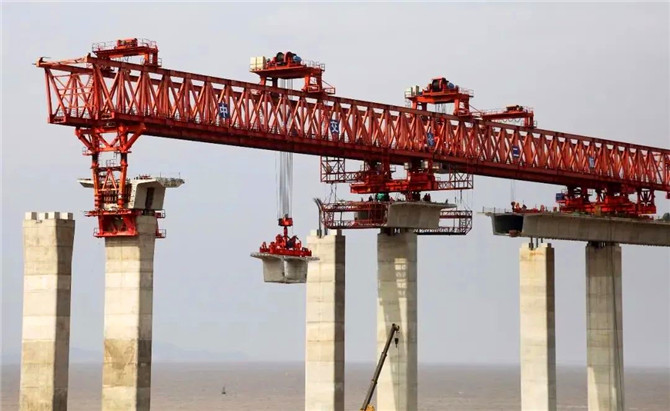 寧波舟山港主通道舟岱大橋第DSSG01標(biāo)段，工作人員正在開(kāi)展橋面吊機(jī)懸臂拼裝施工。