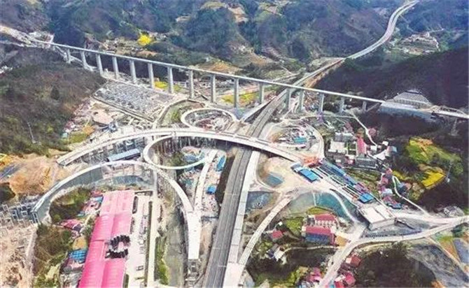 位于湖北省襄陽(yáng)市的鄭萬(wàn)高鐵保康段、保神高速公路?？刀瓮綇?fù)工。