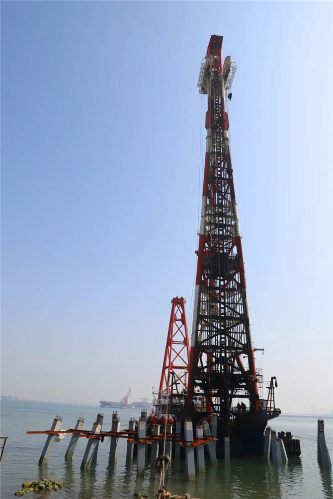天津港大沽口港區(qū)臨港博邁科2號(hào)碼頭正在進(jìn)行樁基作業(yè)。