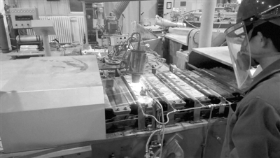 工人操作稀土鎂合金的澆鑄。受訪者供圖