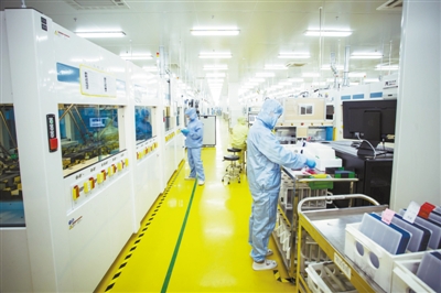 銀川隆基工作人員在測試電池片電性能，并根據(jù)電性能參數(shù)進(jìn)行分檔。 受訪者供圖