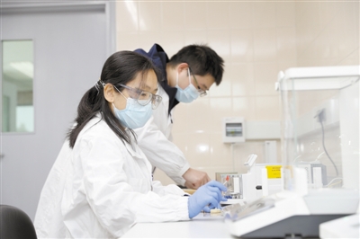 圖為拜耳廣州供應(yīng)中心科研人員在做實(shí)驗(yàn)。