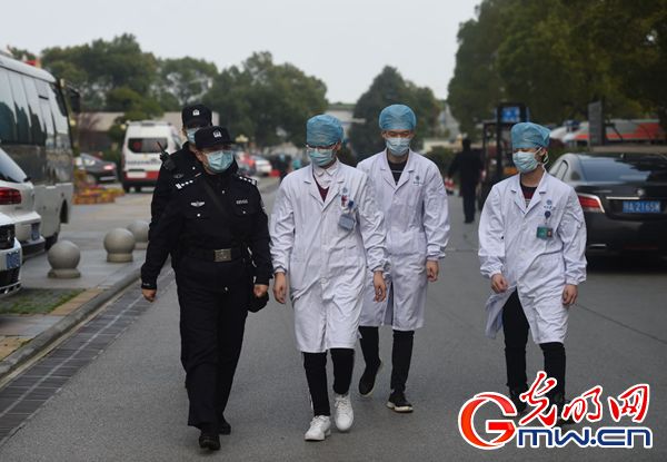 戰(zhàn)疫故事丨基層片警“楊媽”與3名90后護士的“警醫(yī)聯(lián)盟”