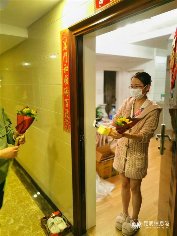 社區(qū)為住戶送上蛋糕和鮮花。