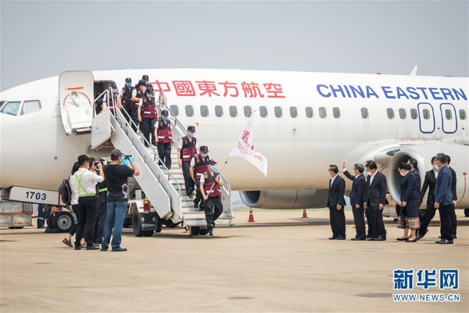 （國際疫情）（2）中國抗疫醫(yī)療專家組抵達(dá)老撾