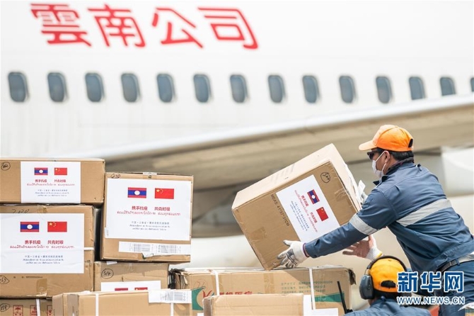 （國際疫情）（4）中國抗疫醫(yī)療專家組抵達(dá)老撾