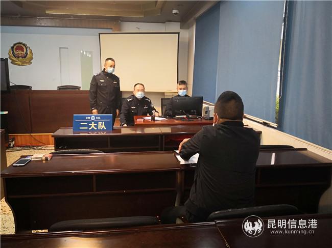 犯罪嫌疑人李某某自首 昆明交警供圖 犯罪嫌疑人李某某自首 昆明交警供圖