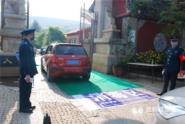 進入園區(qū)車輛需要通過消毒 供圖 進入園區(qū)車輛需要通過消毒 供圖