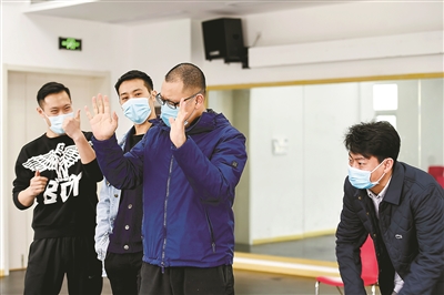 省市文藝院團(tuán)按下“復(fù)工鍵” 戴口罩一樣排“好戲”