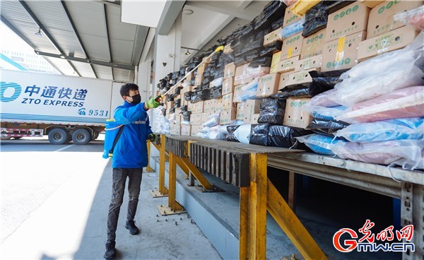 綠碼互認(rèn)、線上應(yīng)聘、點(diǎn)對(duì)點(diǎn)包車，湖北籍員工正陸續(xù)返崗……