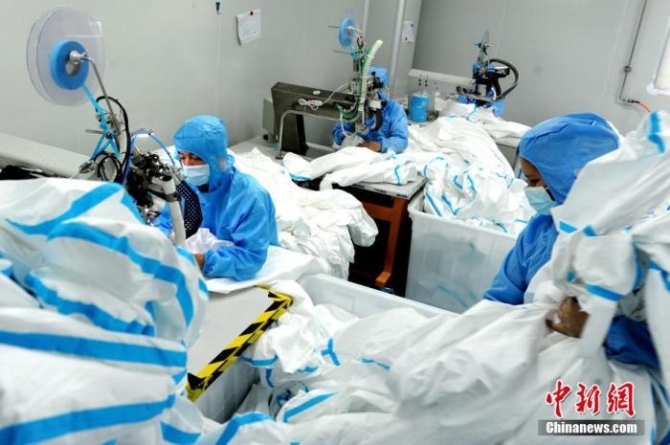 圖為3月30日，福建康博醫(yī)療科技有限公司的工人趕制醫(yī)用防護(hù)服。
<a target='_blank' href='http://www.chinanews.com/'>中新社</a>記者 張金川 攝